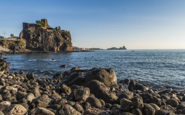 İtalya 'nın Sicilya bölgesindeki Catania eyaletindeki Aci Castello' da bulunan küçük İtalyan şehri ve Sicilya kalesinin panoramik manzarası.