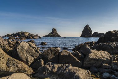 Sicilya 'nın güzel Sicilya kıyı köyü Aci Trezza ve Kiklops adasının kıyısı.