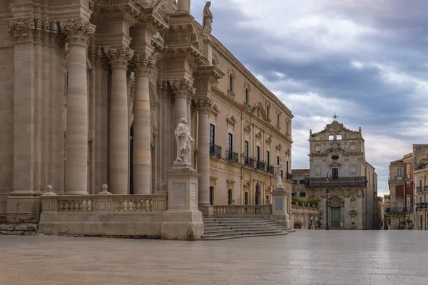 Sicilya 'nın Syracuse şehrinde bulutlu bir günde insansız ünlü Ortygia adasının ana meydanı.