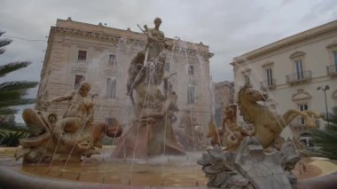 Diana Çeşmesi, İtalya 'nın Sicilya kentindeki Ortygia adasında gün doğumunda boş Piazza Archimede' nin merkezinde.