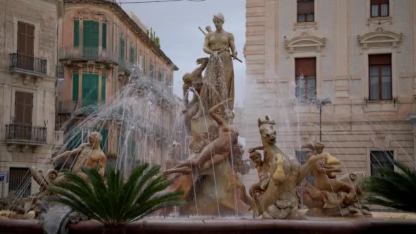 シチリア島の有名なオルティギア島のアルキメデス広場にダイアナの美しい噴水 — ストック動画