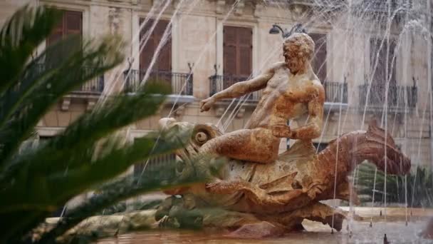 シチリア島ユネスコ世界遺産シラキュース県オルティジア島の広場 にあるダイアナ アルテミス アルキメデス のバロック様式の噴水 — ストック動画