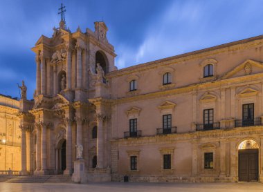 Eski katolik kilisesi, Syracuse Katedrali (Duomo di Siracusa) Sicilya 'nın Ortygia adasının şehir merkezindeki tarihi meydandadır. 
