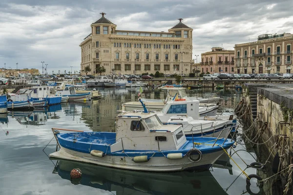 Barche Vela Pesca Nel Porto Turistico Dell Isola Ortygia Sicilia — Foto Stock