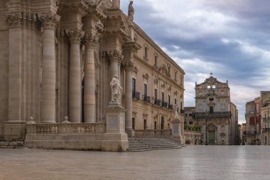Sicilya 'nın Syracuse şehrinde bulutlu bir günde insansız ünlü Ortygia adasının ana meydanı.
