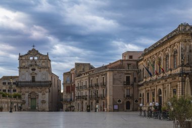 Ortygia adasının ana meydanı ve Sicilya 'nın Syracuse ilinde gün doğumunda Aziz Lucia alla Badia Katolik kilisesi manzarası.