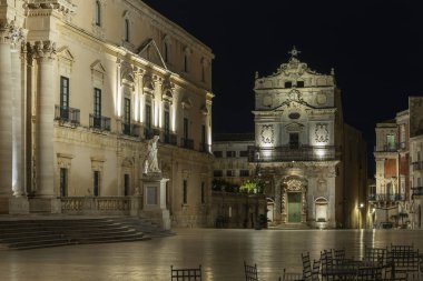 Sicilya 'nın Syracuse ilinde gece vakti Badia' daki Ortigia Adası 'nın boş meydanı ve Katolik kilisesi Santa Lucia' nın manzarası