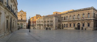 İtalya 'nın Sicilya eyaleti Syracuse' da gün doğumunda ünlü Ortygia adasının boş ana meydanının panoraması