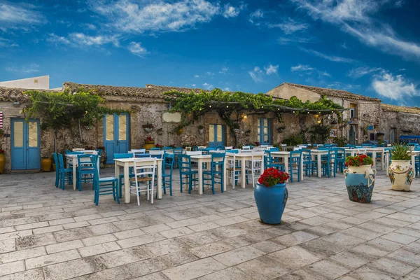 İtalya, Sicilya 'nın Syracuse ilindeki güzel ve renkli Sicilya köyündeki tipik İtalyan açık hava kafe.