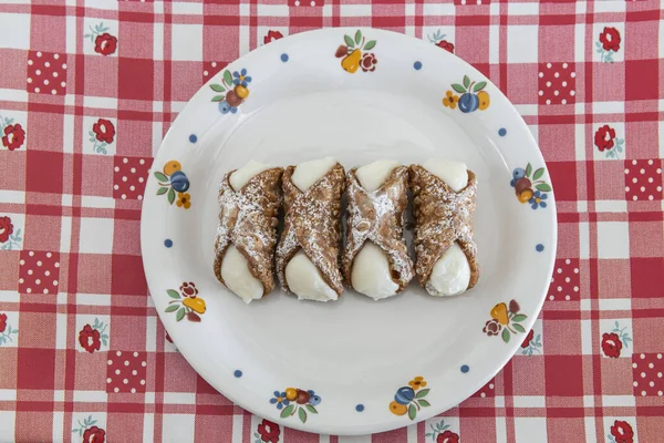 Ínyenc Édes Hagyományos Szicíliai Desszert Cannolo Ricotta Sajt Töltelék Fekszik Stock Kép