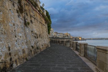 Ortygia adasının deniz manzarası, sabahın erken saatlerinde bulutlu gökyüzü, Sicilya Syracuse vilayeti 