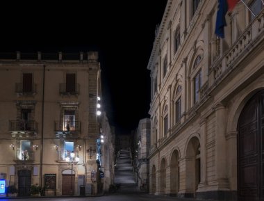 Sicilya 'nın Katanya ilindeki ünlü merdivenleriyle Sicilya şehri Caltagirone' nin gece manzarası.