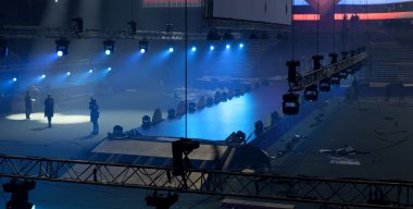 konser sırasında sahneden ışık.