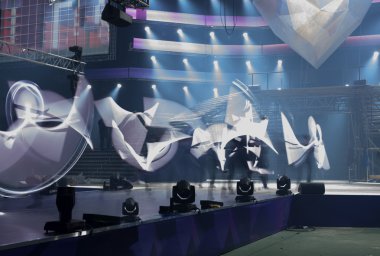 konser sırasında sahneden ışık.