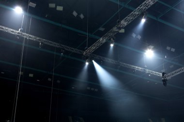 konser sırasında sahneden ışık.