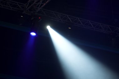 konser sırasında sahneden ışık.