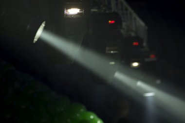 konser sırasında sahneden ışık.