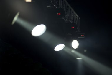 konser sırasında sahneden ışık.