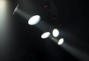 konser sırasında sahneden ışık.