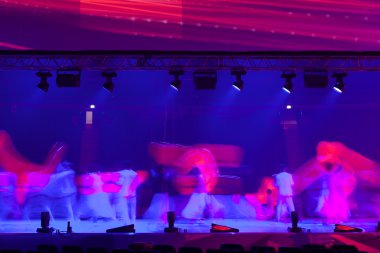konser sırasında sahneden ışık.