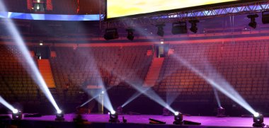 konser sırasında sahneden ışık.
