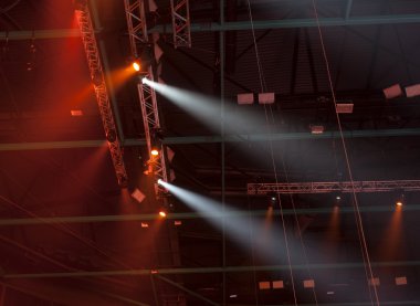 konser sırasında sahneden ışık.