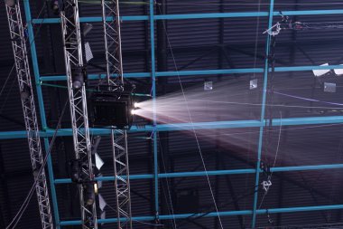 konser sırasında sahneden ışık.