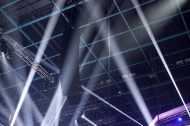 konser sırasında sahneden ışık.