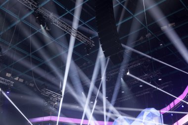 konser sırasında sahneden ışık.