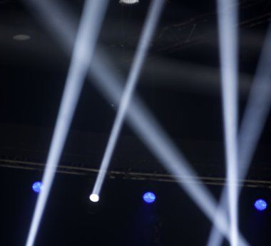 konser sırasında sahneden ışık.