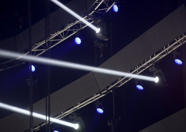 konser sırasında sahneden ışık.