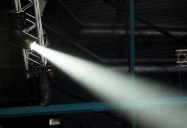 konser sırasında sahneden ışık.