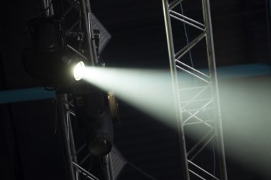 konser sırasında sahneden ışık.