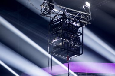 konser sırasında sahneden ışık.