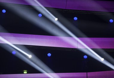 konser sırasında sahneden ışık.