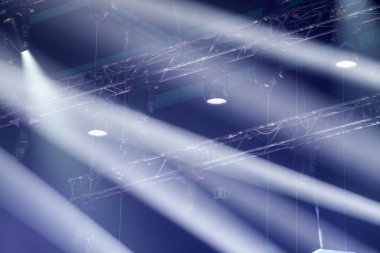 konser sırasında sahneden ışık.