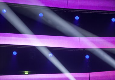 konser sırasında sahneden ışık.