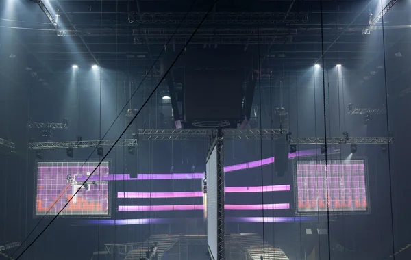 Ljuset från scenen under konserten. — Stockfoto