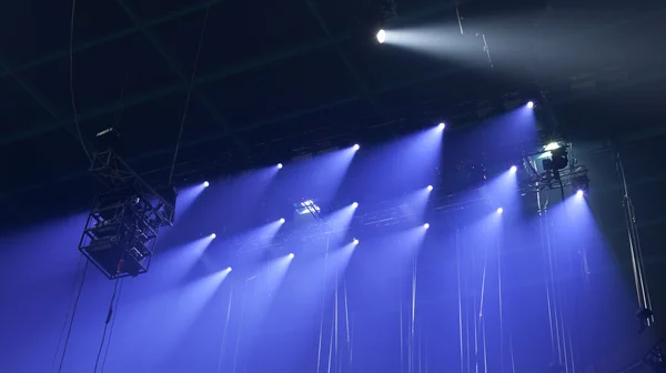 Licht von der Szene während des Konzerts. — Stockfoto