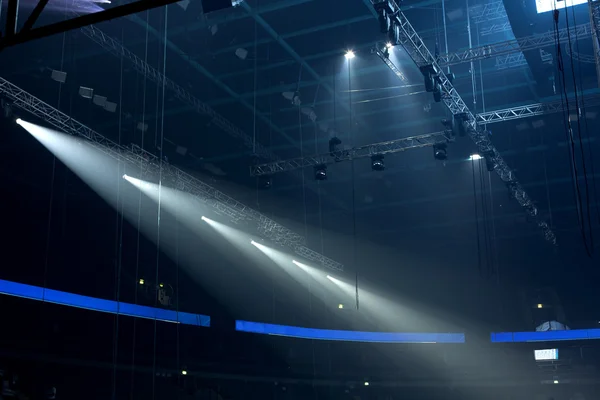 Ljuset från scenen under konserten. — Stockfoto