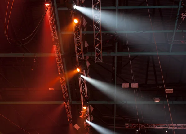 Ljuset från scenen under konserten. — Stockfoto