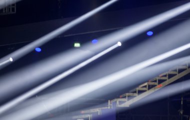 konser sırasında sahneden ışık.