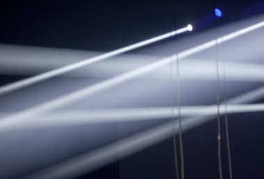 konser sırasında sahneden ışık.