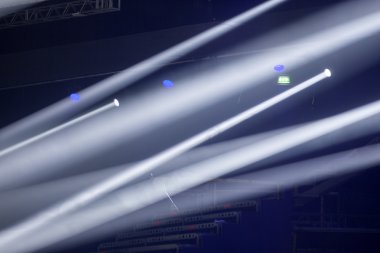 konser sırasında sahneden ışık.