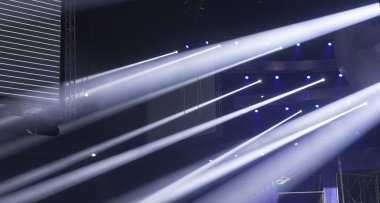 konser sırasında sahneden ışık.