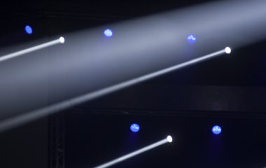 konser sırasında sahneden ışık.