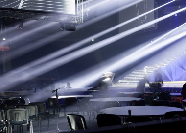 konser sırasında sahneden ışık.