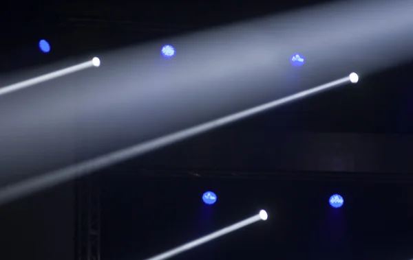 Ljuset från scenen under konserten. — Stockfoto