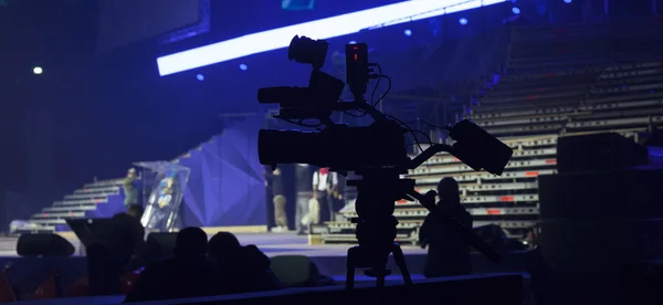 Câmera de TV em uma sala de concerto — Fotografia de Stock