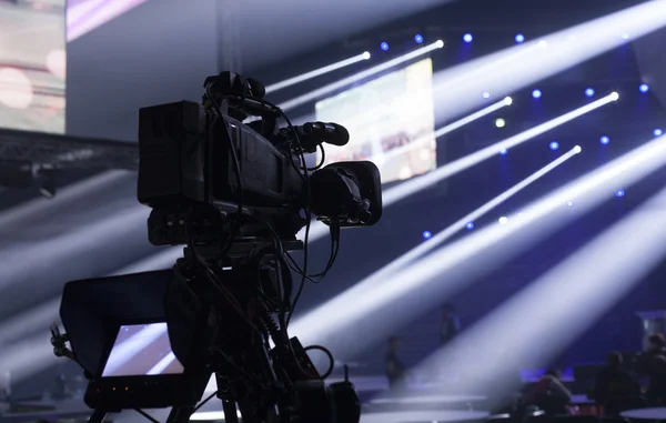 Câmera de TV em uma sala de concerto — Fotografia de Stock